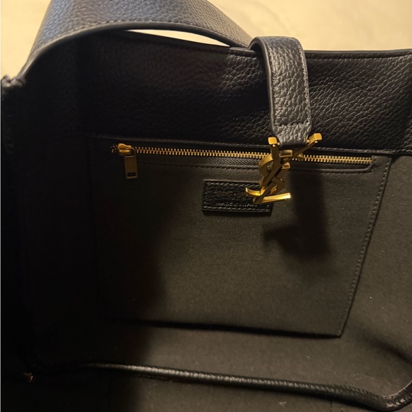 Elegant Black Leather Shoulder Bag with Gold Accent - Picture 3 of 4